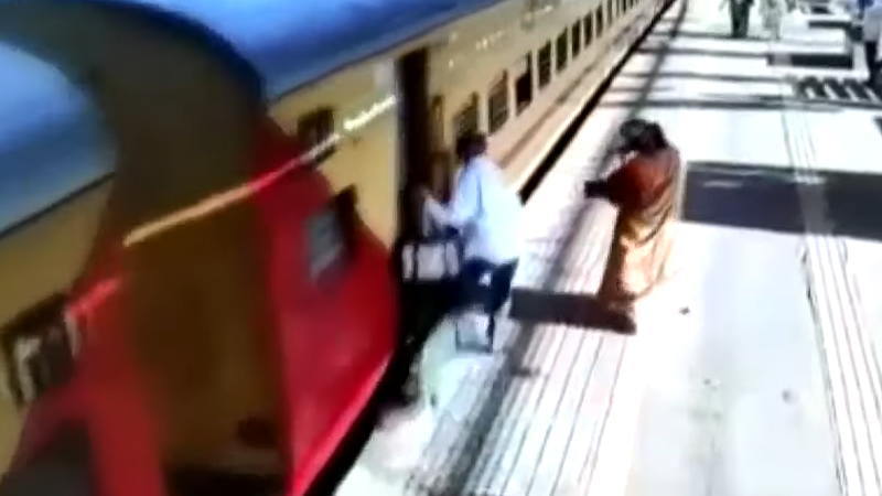 電車の隙間に落ちてしまった女性が重傷。