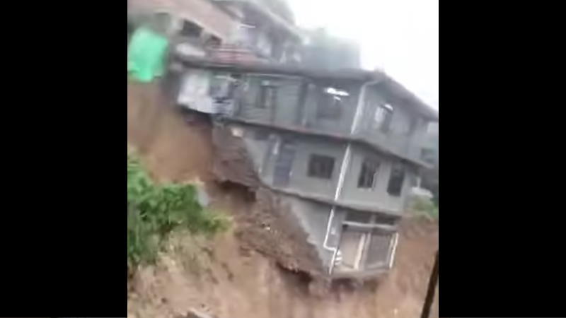 大雨の洪水で崖が無くなり家が無くなった！