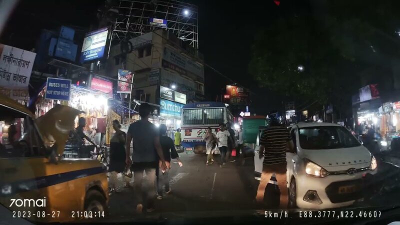 インドで深夜に交通事故からの喧嘩が始まった！