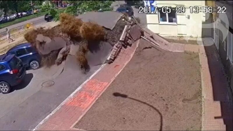 ウクライナで地下にある水道管が爆発してしまい道路が破壊されてしまった。