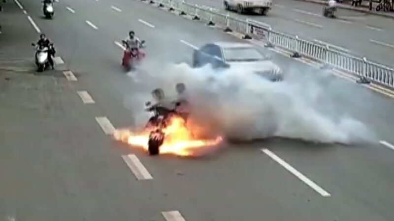 走行中のバイクから煙が上がり火を噴いた！！