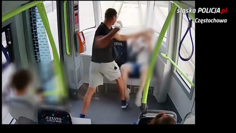 理由もなく路面電車の乗客を襲った男性が撮影される！