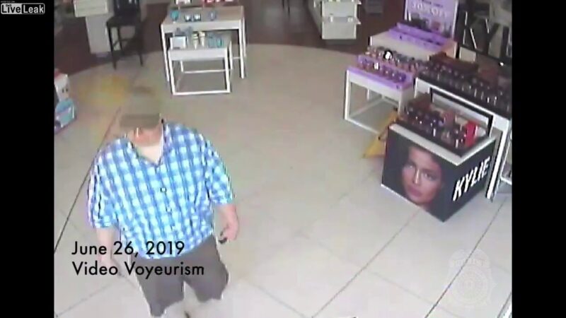 ショッピングモールで下着を盗撮するおっさんが監視カメラで撮影される。
