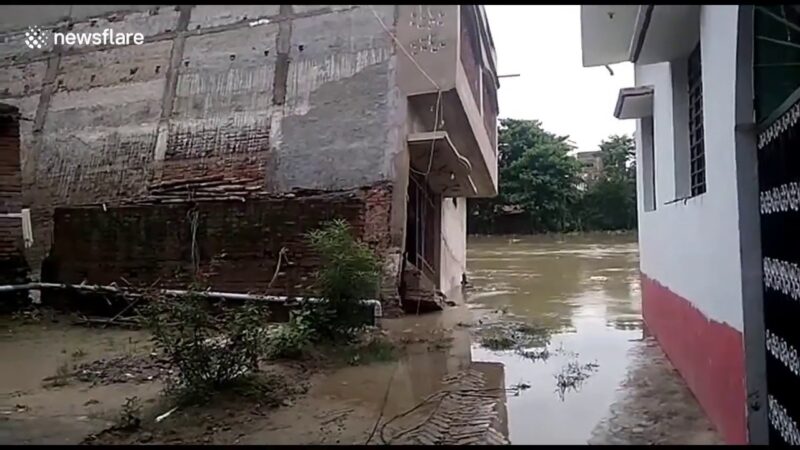 インドで起きた洪水で3階建ての住宅が倒壊する瞬間です。