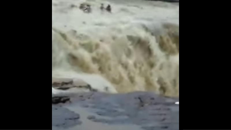 スルタンガール滝で観光客17人が流れて溺死してしまった。