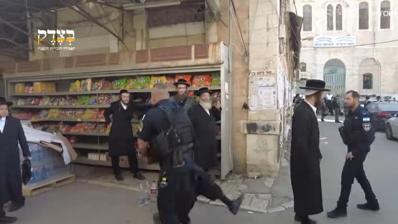 聖地エルサレムでイスラエル警察がユダヤ人に暴力を振るう！