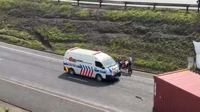トレーラーが転倒して道を塞がれた救急車！！
