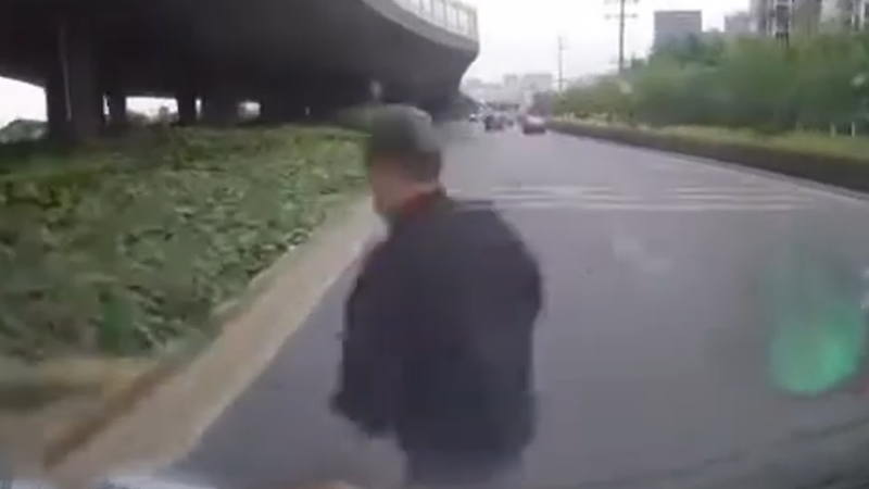車道を横断しようとした男性が吹っ飛ばされる！！