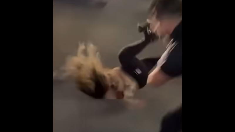 駐車場で警備員が女性を地面に叩きつける動画が物議を醸しだしています。