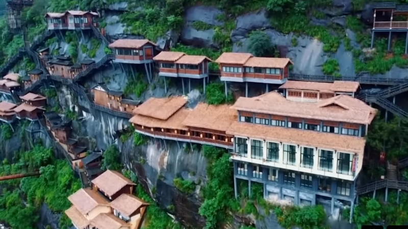 中国、江西省望仙市の崖に引っ付いた家！