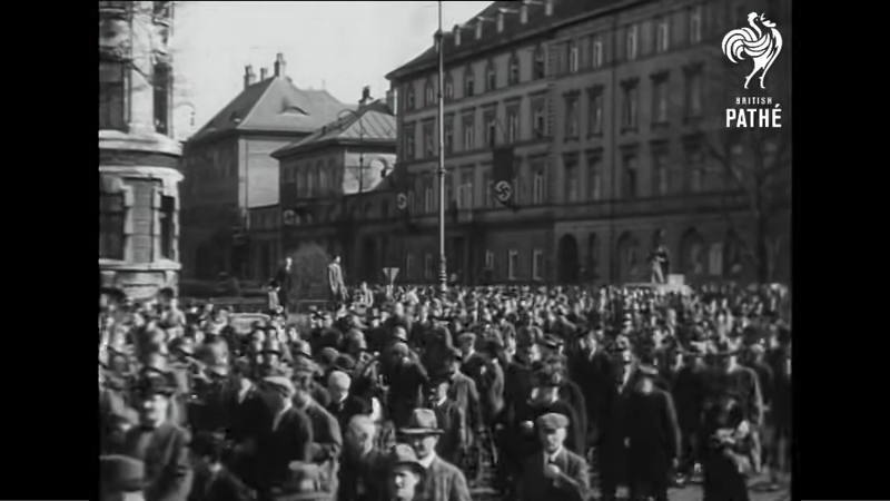 1939年に街中を行進するドイツ軍。