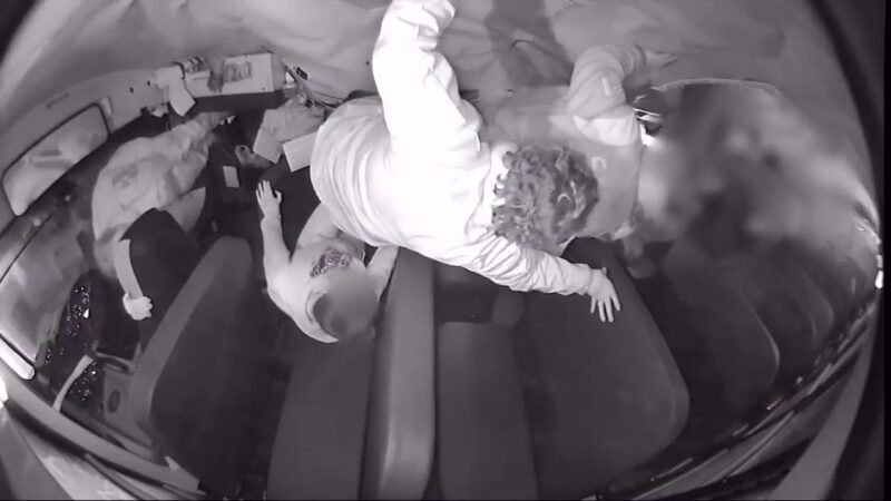 衝突して横転したスクールバスの車内を撮影したドラレコ動画。
