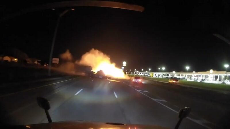 目の前で起きたトラックと車両の事故で炎上した怖い瞬間！