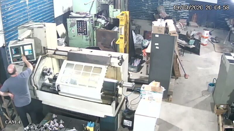 工場で機械が爆発してしまった。