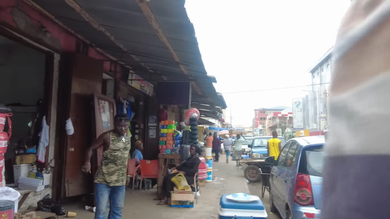 アフリカ最大の市場ガーナのマコラマーケットを散策。