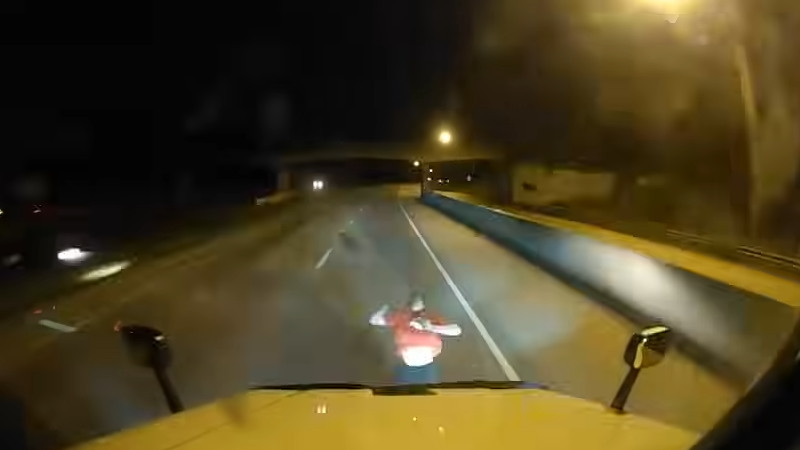 深夜の高速道路を横切ろうとした男性が吹っ飛ばされる！！