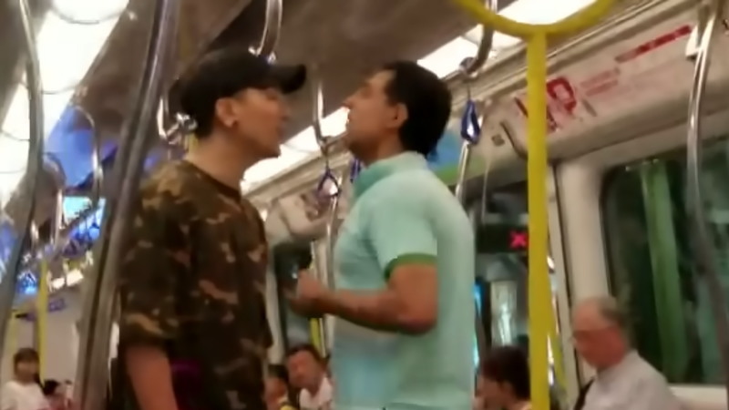 中国人とインド人が地下鉄の車内で大喧嘩中！