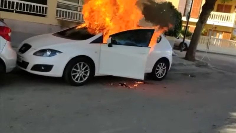 インドで駐車車両から火災が起こったようです。