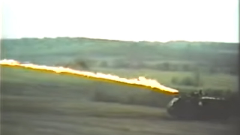 1960年代初頭の 装甲兵員輸送車に設置した火炎放射器のプロトタイプの実験映像。