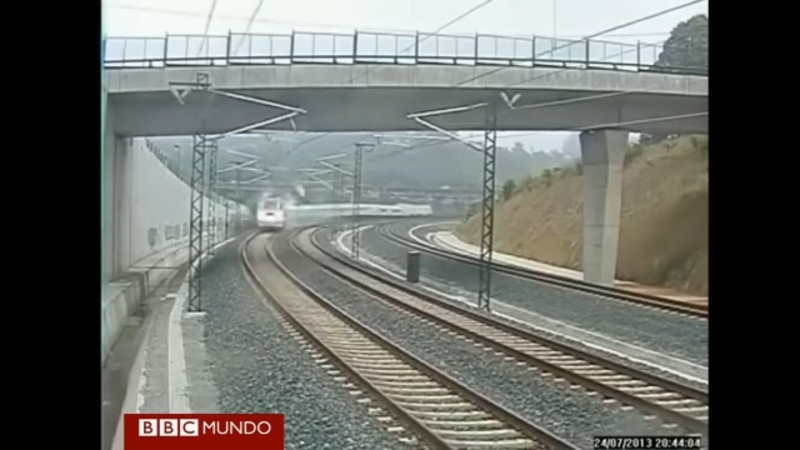 スペインで電車が脱線してしまう衝撃映像が撮影されました！