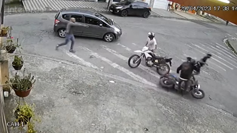 強盗がバイクを奪おうとした瞬間に正義の味方が現れたｗｗｗ