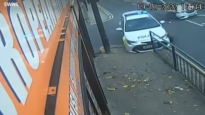 パトカーが大破してしまう事故が監視カメラに撮影されました。