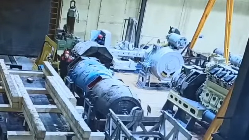 工場のクレーンが壊れ28900kgの発電機が落下してしまった。