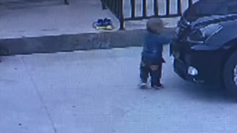 2歳児が車に轢かれた瞬間が衝撃的過ぎる。