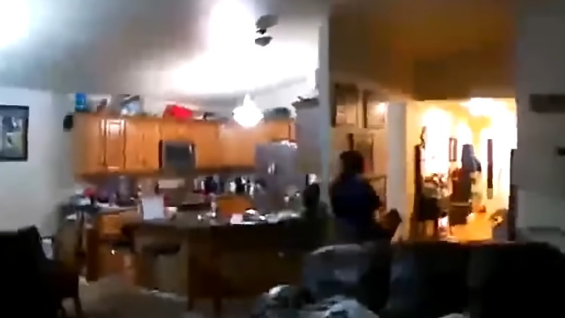 アラスカ州で起こった恐怖の地震を住宅内のカメラが捉えた。