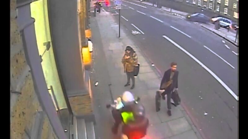 ロンドンのひったくり犯が撮影される。