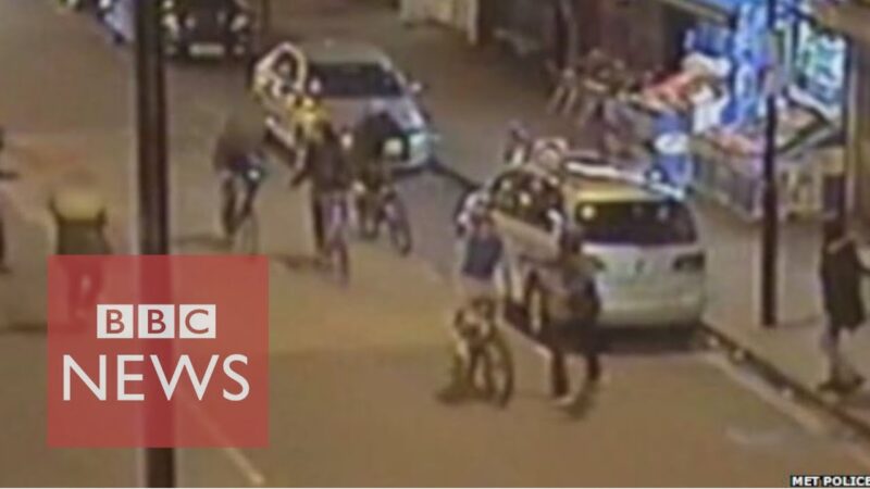 通りすがりの自転車の少年を刺す通り魔が撮影されました。
