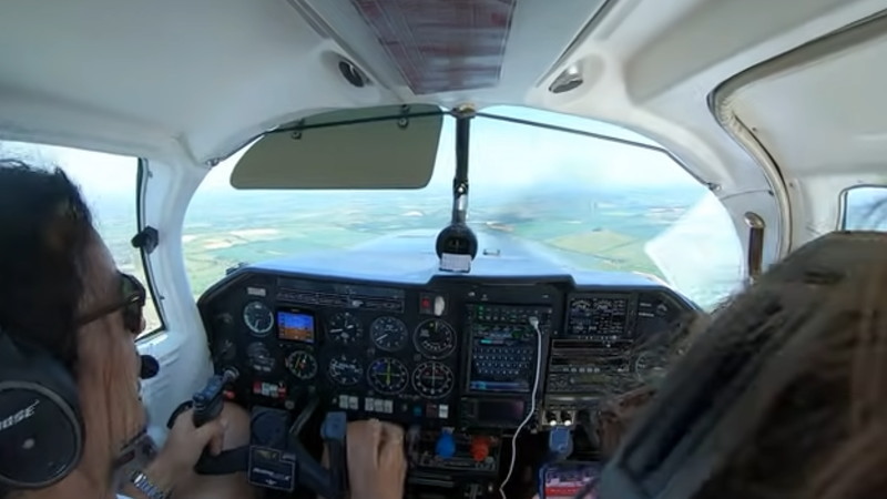 緊急着陸した小型飛行機の機内の映像。