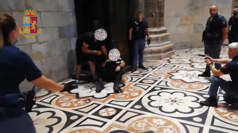 大聖堂で警備員を盾にした男性が警官隊に逮捕された瞬間！