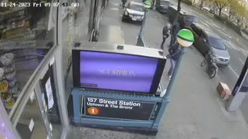 地下鉄に突っ込んでいく車が撮影された。