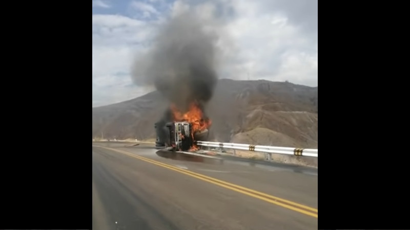 トラックが転倒して炎上して中の運転手も燃えてしまったようだ。