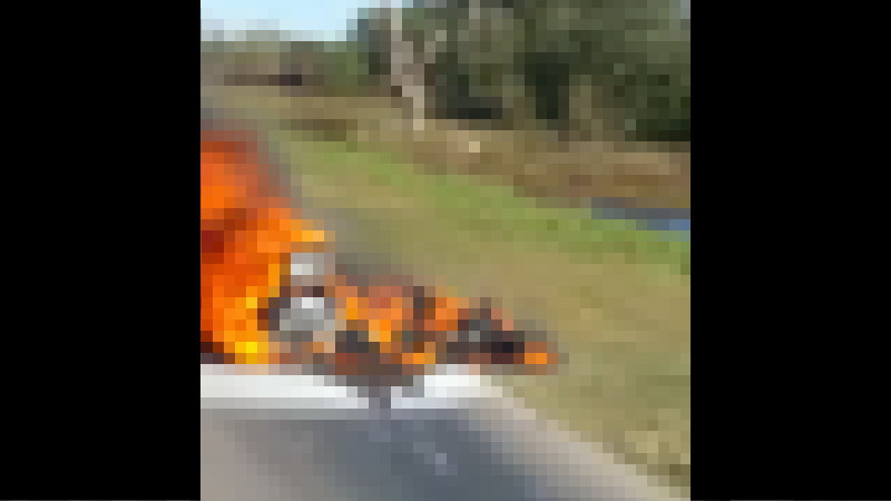 事故ったバイクがメチャクチャ燃えてる。