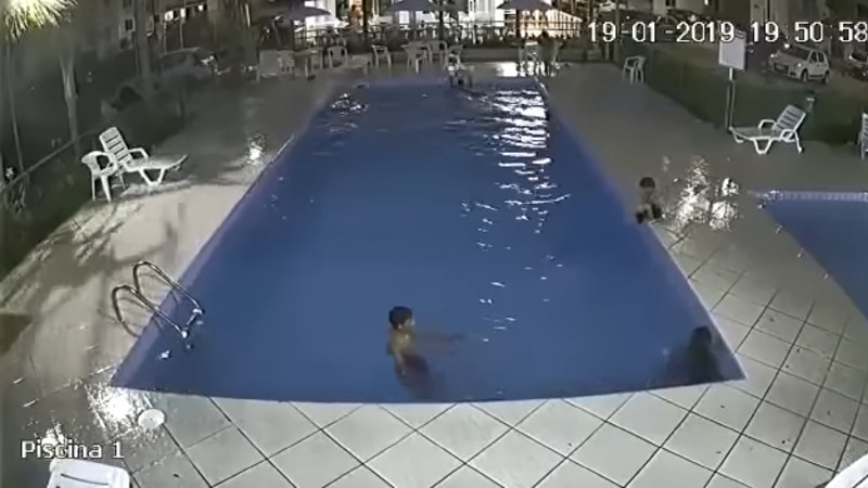 マンションのプールで子供が溺れかけているところを警備員が救助！