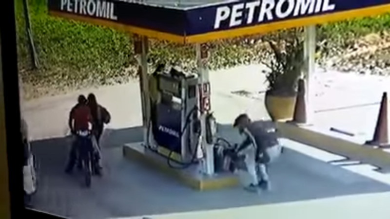 ガソリンスタンドでバイクに給油中に発火してしまった！