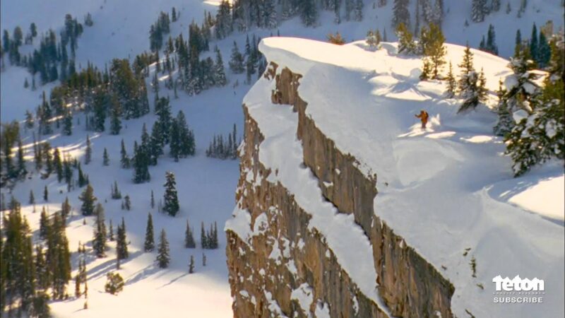 255フィート(約78m)の崖からスキージャンプした勇気ある男性！