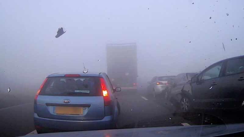 霧のせいで起こった高速道路の多重追突事故。
