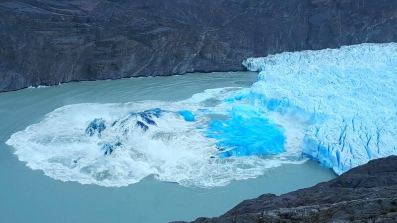 南米チリの川に流れてきた氷河。