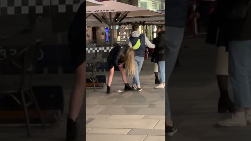 オーストラリアで泥酔して漏らした女性が撮影される！