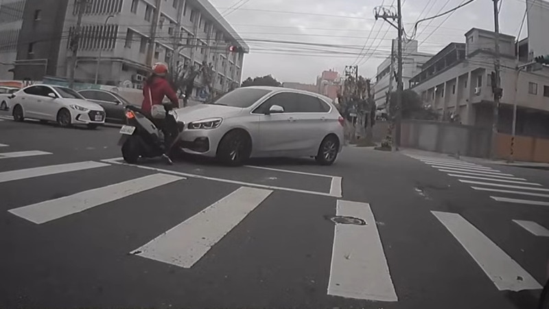 信号で停車中のバイクにぶつかった車両！