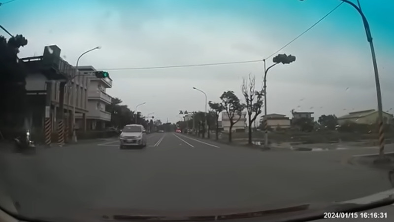 赤信号を無視したからバイクが吹っ飛んだ瞬間！