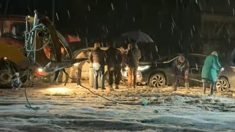 吹雪で中国の河南省で大雪の為に道路が凍り建物が倒壊してしまう。