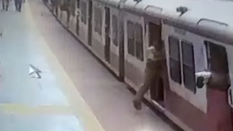 服のサリーが電車に引っ掛かりかなりヤバかった女性が撮影される。