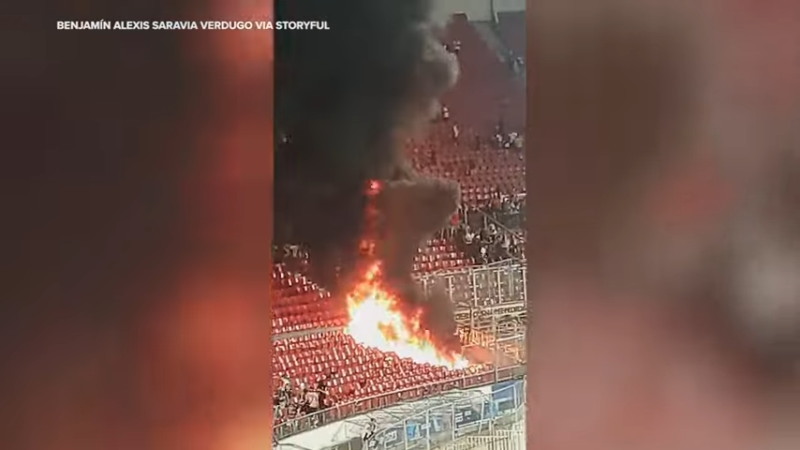 チリの国立競技場の観客席で火災が起きたようです！