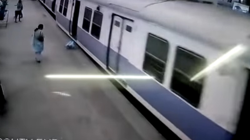 インドで電車が駅のホームに乗り上げる恐怖の事故が起こりました。