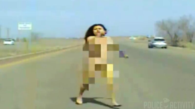 酔っ払った裸の女性が高速道路をムチャクチャにする！！