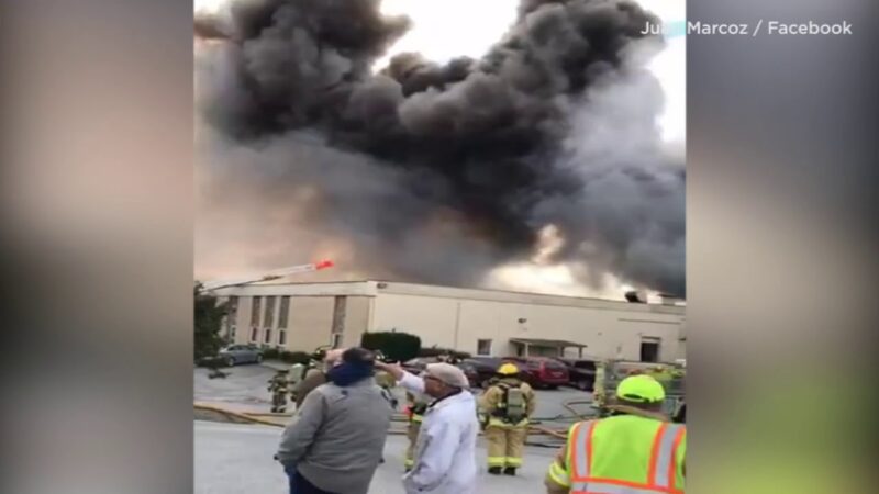 アメリカで起きた工場火災で周りがパニックに！！